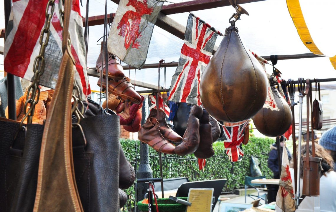Antiquaire de Portobello Market à Londres