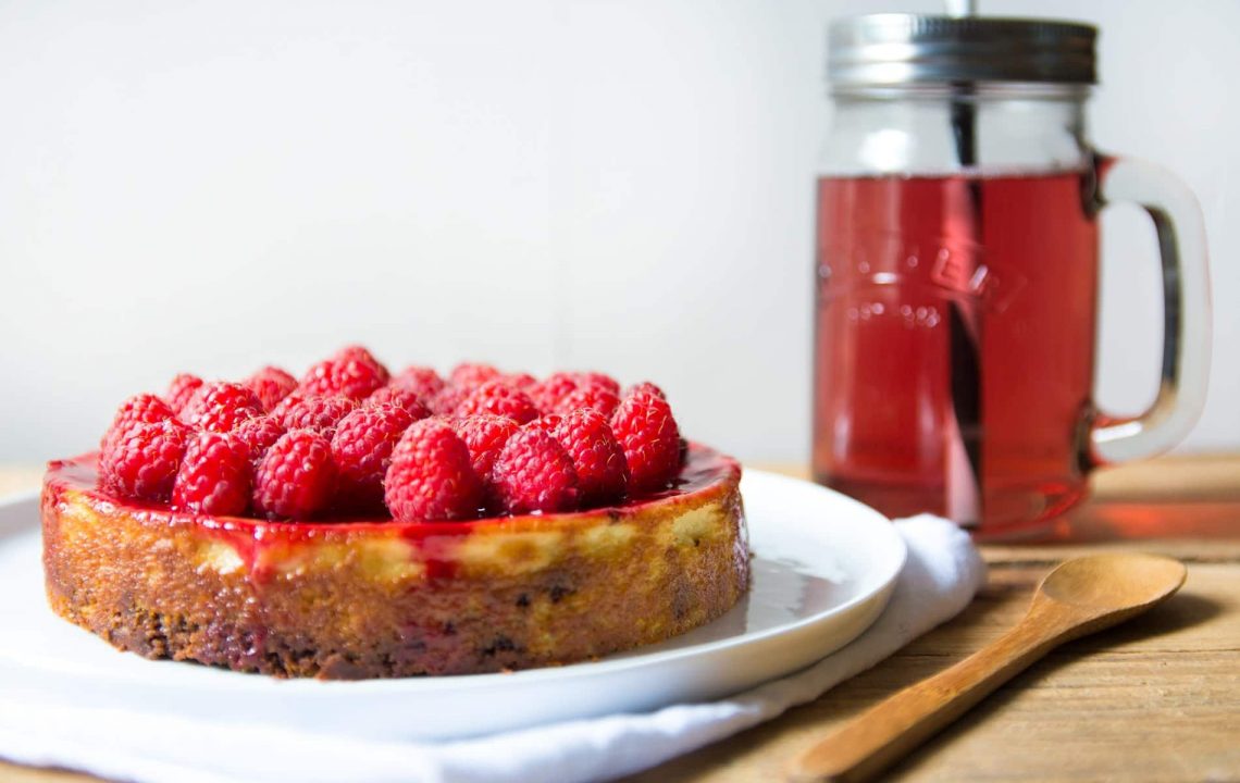Cheesecake sans gluten et sans lait de vache avec un biscuit au chocolat, une crème à l'amande et des framboises - 22 v'la Scarlett