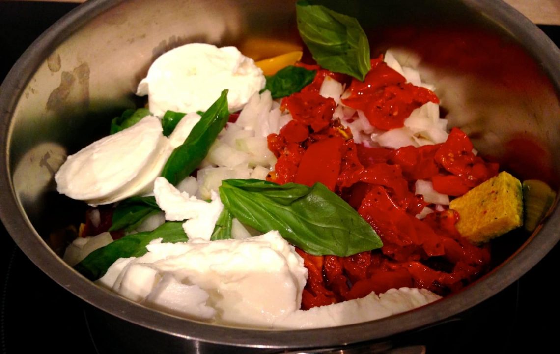 Penne à la pancetta, tomates séchées et mozza